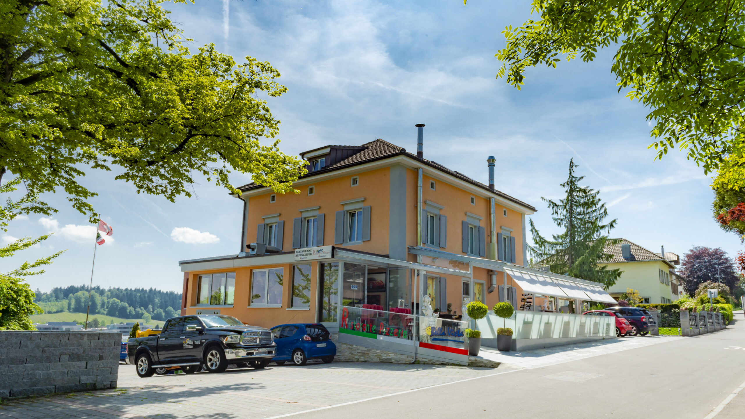 Foto: (Name Fotograf), (Datum), (Ort & Adresse), - vLnR: (wer oder was ist auf dem Foto), - Story: (detailierte Beschreibung Event oder Ereigniss, je mehr Info desto besser), - Keywords: (von Stichwörter oben Kopieren)